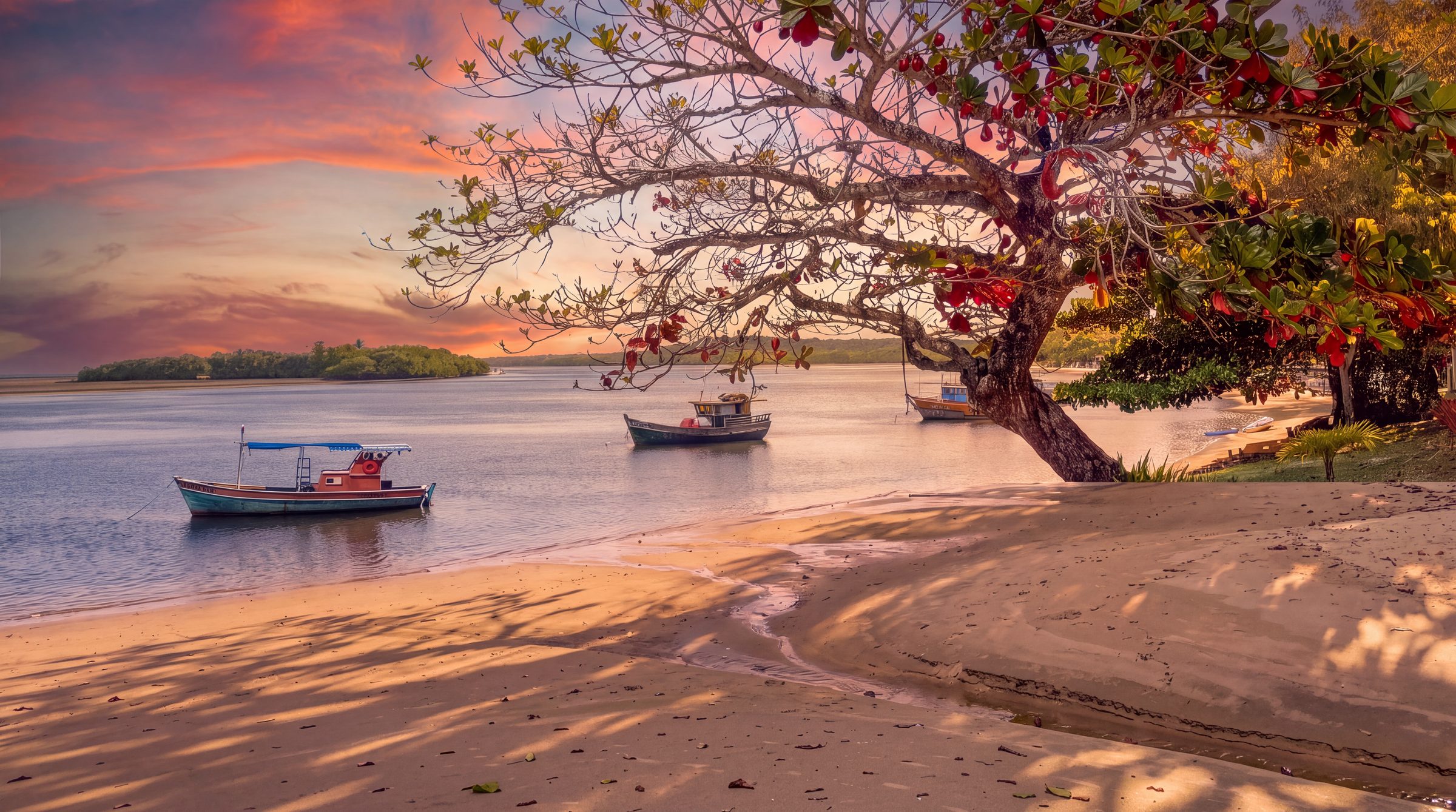 Barcos ancorados no rio ao pôr do sol